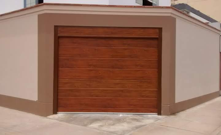 Portón seccional tipo madera